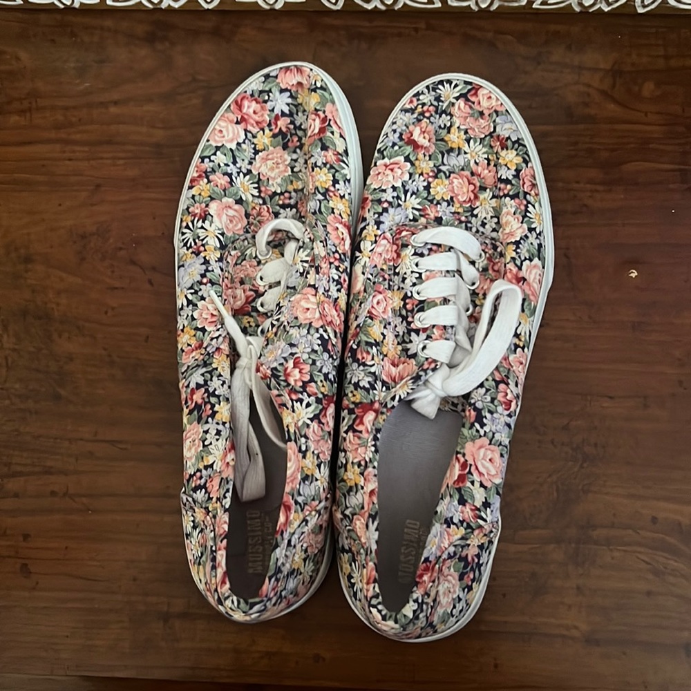 Sneakers - Picture 2 of 3
